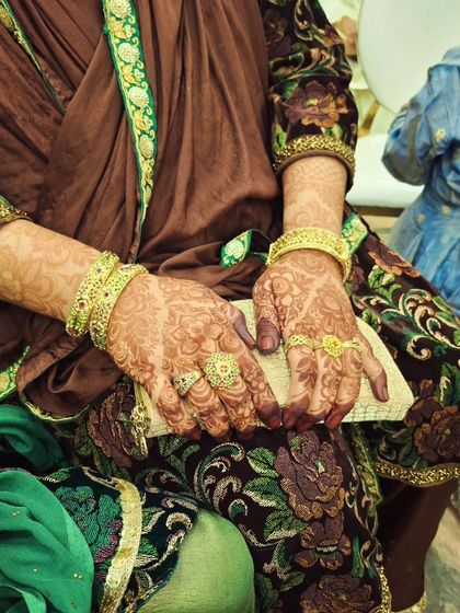 Another shot of this gorgeous henna stain, showing how it complements the client's traditional outfit.