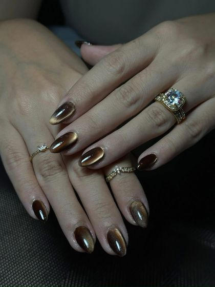 A rich, brown cat-eye effect that gives the nails a velvety, multi-dimensional look. This technique is perfect for creating sophisticated and moody designs.