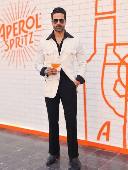 The Viaggio jacket in a striking white. Paired with black trousers and a black shirt, it creates a high-contrast look perfect for a stylish evening event.