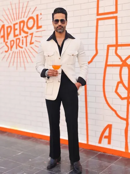 The Viaggio jacket in a striking white. Paired with black trousers and a black shirt, it creates a high-contrast look perfect for a stylish evening event.