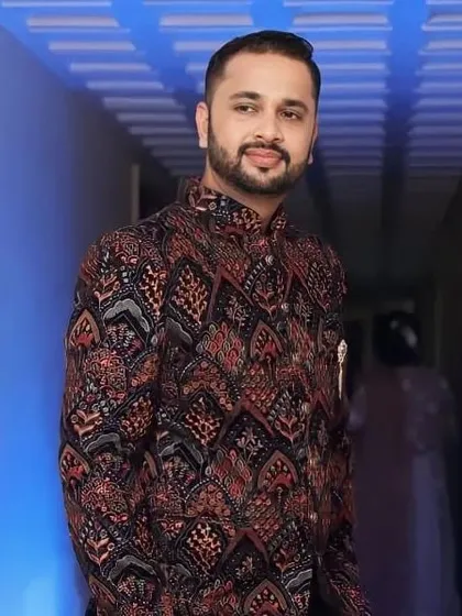 This shot, taken in a hallway with cool-toned lighting, shows how the makeup adapts to different environments. The skin doesn't look washed out, maintaining a natural and healthy appearance.