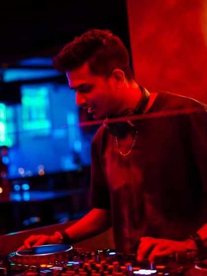 DJ Shams - Club & Nightlife DJing Behind The Decks photo 14