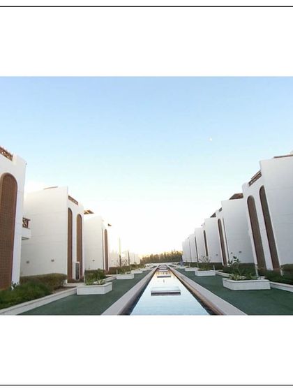 A private compound in Muscat with luxury townhouses featuring a Falaj, a traditional Omani water channel. This project inhabits the essence of culture and urban living in perfect harmony, with water as a central organizing element.