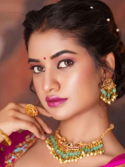 A close-up of a model wearing our elegant choker with green beads. This simple yet beautiful piece is perfect for pre-wedding events or for bridesmaids.