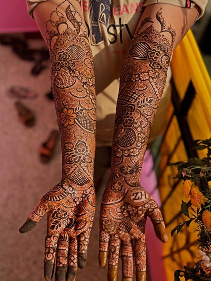 Another shot of this personalized peacock mehendi.