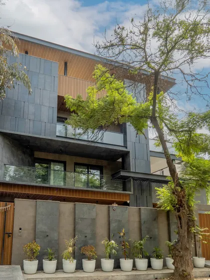 This facade design blends sustainability and modern aesthetics using sleek grey aluminum cassette panels and stylish aluminum fluting. The result is both elegant and environmentally friendly.