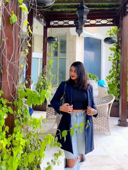This look is all about structure and silhouette. The strong shoulders of the navy blazer contrast with the relaxed fit of the jeans, creating a balanced and modern power look.