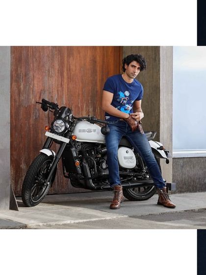For this Jawa Motorcycles campaign, I created a relaxed, urban rider look. The graphic tee, denim jeans, and sturdy boots are styled to be both fashionable and practical for a city ride.