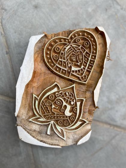 A single piece of teak wood holds two distinct, heart and lotus-faced motifs. This efficient use of material is a testament to the skill of our carvers and our commitment to sustainable craft at every stage of the process.