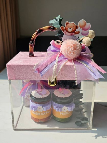 The complete acrylic bag hamper, a new creation I'm so excited about. It's a modern and elegant way to present birth announcement gifts, combining clear acrylic with soft velvet and personalized details.