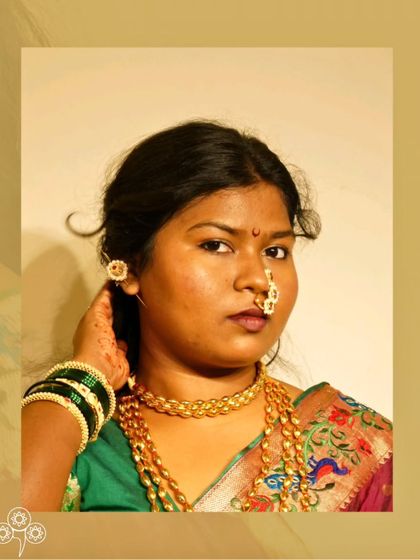 A close-up of the Thushi, long haar, and Bugadi Kaan.