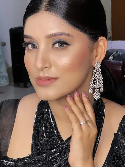 Your skills will extend to bold, glamorous evening looks. This smokey eye and sleek ponytail combination is perfect for a sangeet or reception, and my training will give you the confidence to execute it flawlessly.