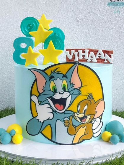 Another view of the Tom and Jerry cake, perfect for a fan of the classic cartoon. The design is bright, cheerful, and full of energy.