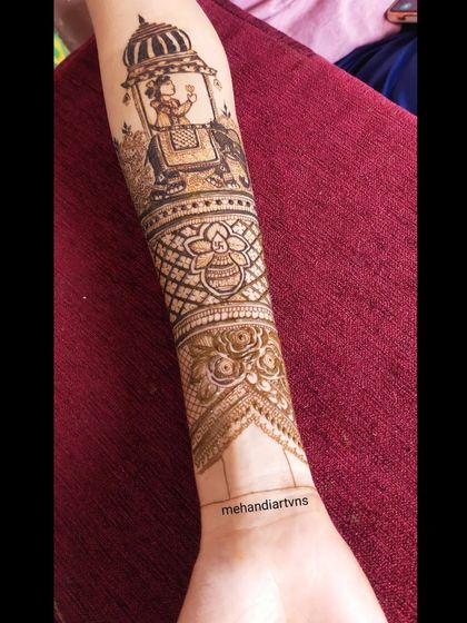 A close up of the 'doli' or palanquin design on the forearm, a classic and beloved element in Indian bridal mehandi.