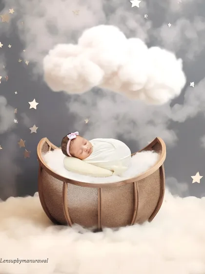 Drifting on a fluffy cloud under a starry sky, this dreamy setup is perfect for your little star. I design creative and imaginative themes that transform a simple photo into a magical story.