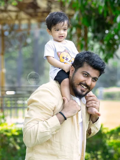 A fun shoulder ride with dad. I love capturing these playful, happy moments between fathers and their children during our relaxed outdoor family photoshoots.