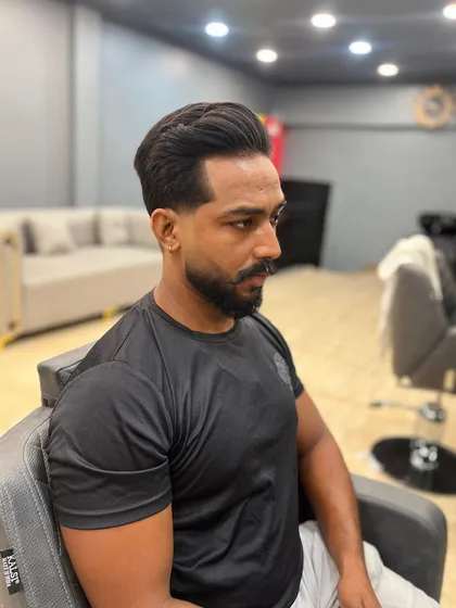 Here is a well-defined, full beard paired with a classic haircut. I focused on sculpting the beard to create a strong shape that enhances the client's jawline, proving a full beard can be both masculine and exceptionally neat.