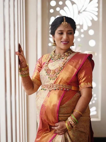 A beautiful portrait of the mother-to-be, capturing the happiness of the moment. The full jewellery set is available for rent.