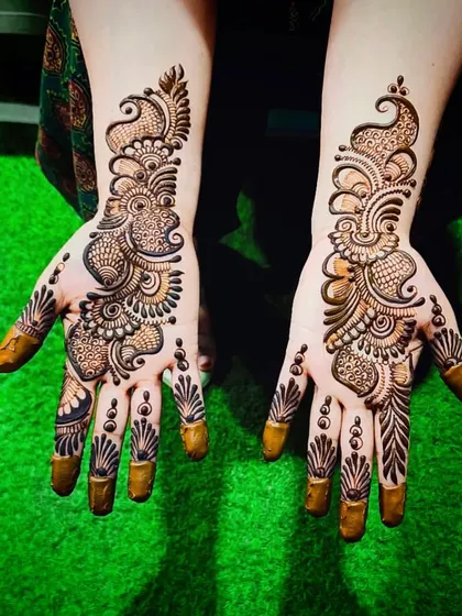 A clear shot of the Arabic palm design, showing the beautiful contrast and detail.