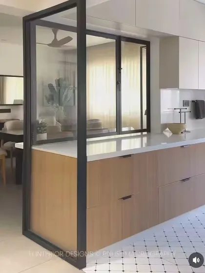 A semi-open kitchen with a glass partition allows for both connection and separation from the dining area, enhancing the sense of space in the apartment.