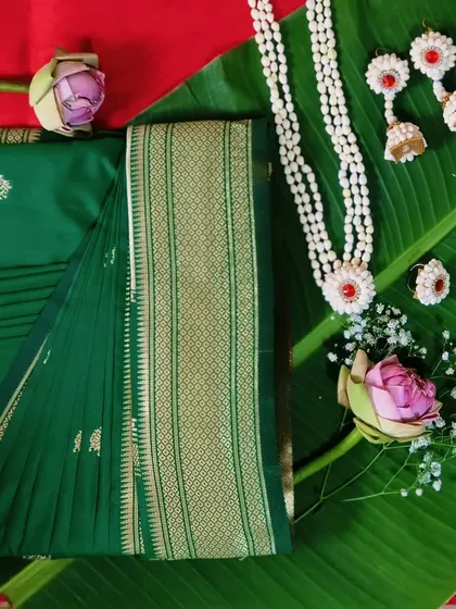 Getting this beautiful green Paithani saree ready for a traditional Maharashtrian dohale jevan, or baby shower. The saree is pre-pleated and styled with classic floral jewelry for the mom-to-be.