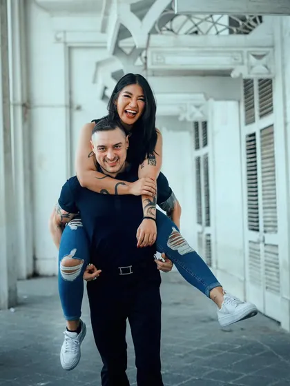 A fun piggyback ride through a classic Mumbai corridor. This shot is all about laughter, energy, and the playful side of love.