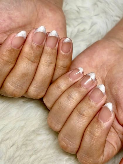 Pearl Frenchies are soft, subtle, and forever classy. This design uses a pearlescent white for the tip, giving the classic French a beautiful, iridescent glow.