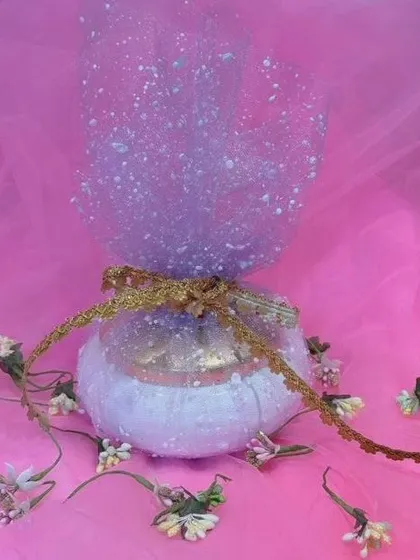 Presentation is key to making your guests feel special. This is how I package one of my metal gift boxes, wrapped in sparkling tulle with a delicate gold ribbon, ensuring your invitation hamper is a beautiful gift in itself.