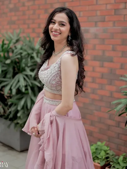 A happy client is the best portrait. This look was designed for an outdoor daytime event, focusing on a luminous, long-lasting base and soft glam details that look fresh and effortless in natural sunlight.