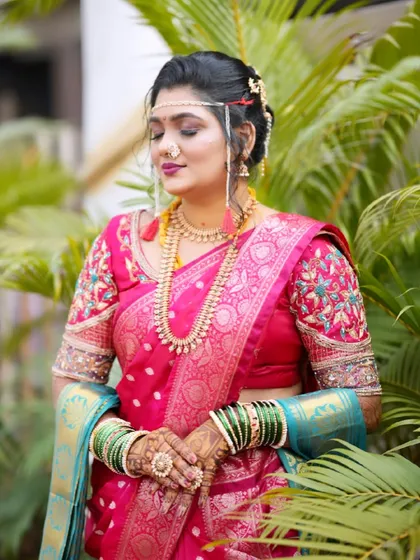 For my Maharashtrian brides, it's all about authenticity. Here, I've paired a classic pink Paithani saree with traditional gold jewellery, a defining nath, and the essential Mundavalya for a truly timeless 'navri' look.