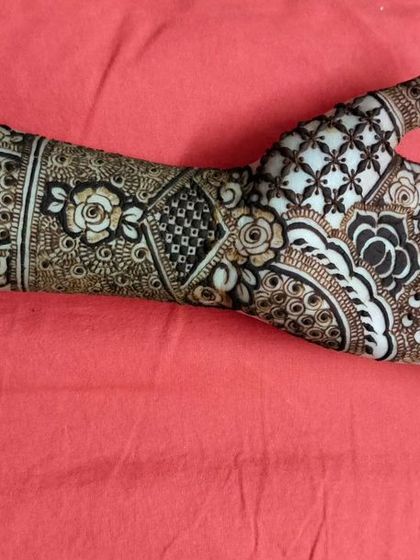 This is a great example of a single-hand design that is still very intricate and beautiful. It's a wonderful option for bridesmaids or wedding guests.