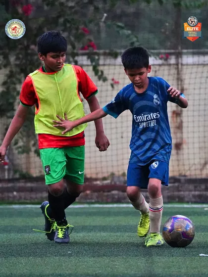 A classic one-on-one duel for possession. We ensure our tournaments feature experienced referees to officiate these key moments fairly.