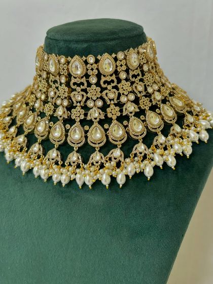 A wide bridal choker made with Kundan stones and pearl drops. This is a popular rental choice for brides who want a bold and beautiful neckline.