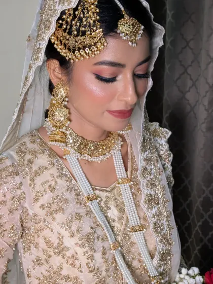 The final look, with the dupatta perfectly set. The soft makeup provides a beautiful contrast to the heavy, traditional Nizami jewellery.