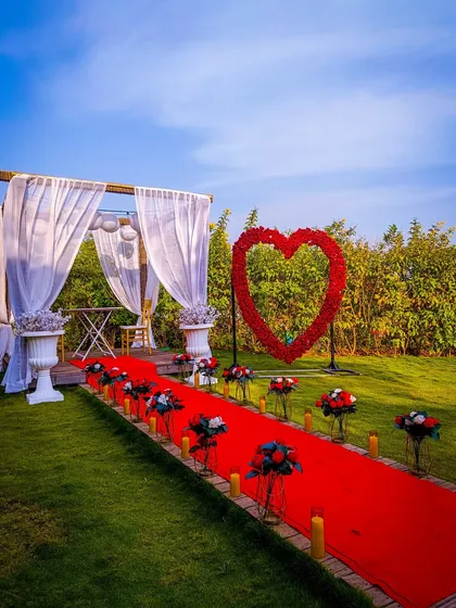 A beautiful and romantic outdoor proposal setup, ready for the big moment. I can help you capture the surprise and joy of your engagement, from the stunning decor to the emotional "yes".