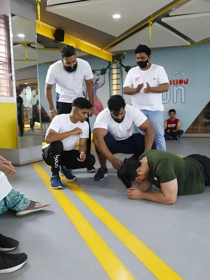 Community is everything here. During our fitness challenges, like this plank competition, the entire group comes together to motivate and cheer each other on. This support is what helps us all grow stronger.