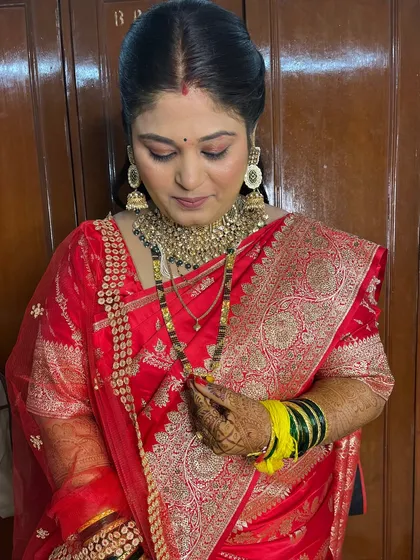A quick reception look created in just 15 minutes. This soft glam look in a red saree is perfect for a quick change between ceremonies.
