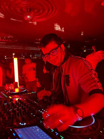 The red lights at this club create such an intense and energetic mood. It's the perfect setting for a high-energy set.