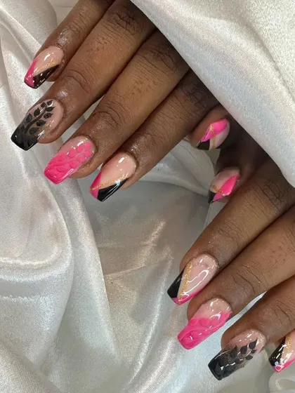 A still shot of this unique, multi-patterned nail set. I love combining different styles to create something totally new.
