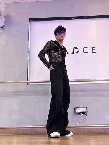 The colour version of my pose in the dance studio, highlighting the blue headband and sunglasses.