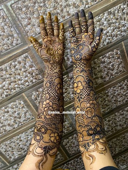 This design features a beautiful mix of checkerboard patterns and florals, creating a unique and modern look.