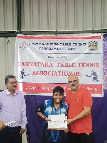 A player receiving his merit certificate at the state tournament.
