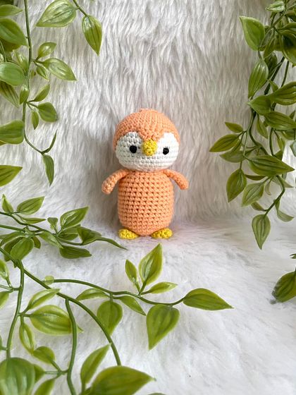 A sweet little penguin keychain in a lovely peach color. These mini animals are perfect for decorating a backpack or keeping your keys company.
