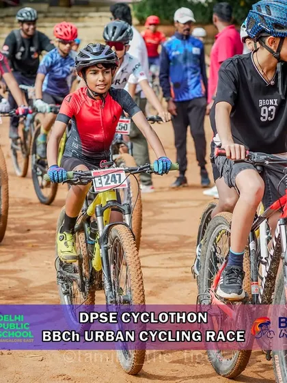 Young racers on their mountain bikes are ready for an off-road adventure. The Urban XC races are a great way to introduce kids to the excitement of MTB.