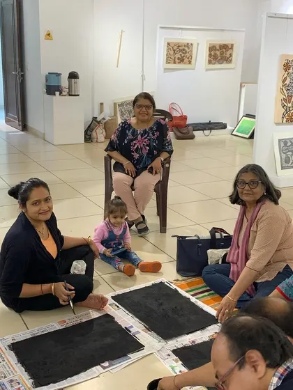 A candid moment from the Sohrai and Khovar workshop at Art Life Gallery. It's wonderful to see people of all ages coming together to learn and create.