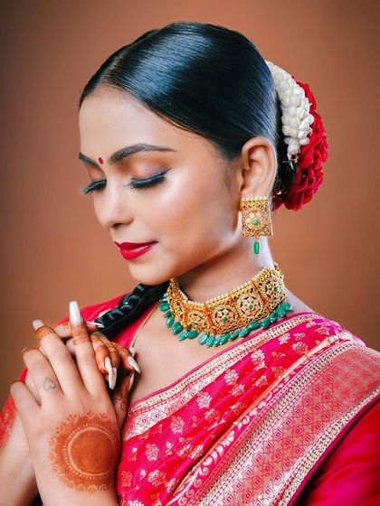 This South Indian bridal look features a classic temple jewelry aesthetic with a sharp winged liner and bold red lip. My courses cover diverse regional bridal styles from across India.
