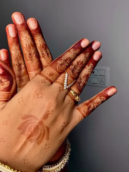 This is the beautiful, dark henna stain my students learn to achieve. The result comes from using high quality, organic henna and proper aftercare techniques, both of which are core parts of my curriculum. Notice the crisp lines of the lotus motif on the back of the hand.