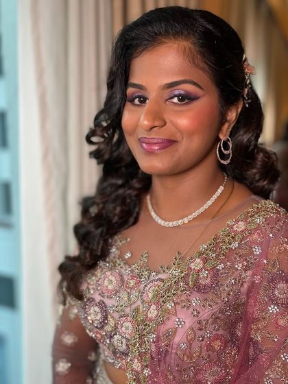 Akshaya glowing in her final reception look. The combination of lilac eyes, ombre lips, and radiant skin made her look absolutely stunning.