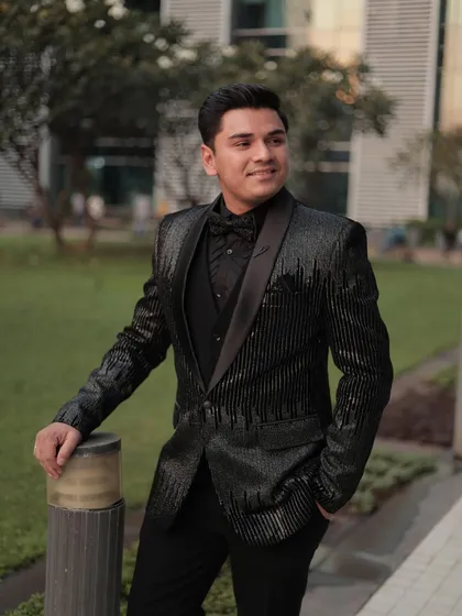 This is what I call main character energy. One of my clients looking absolutely dapper in a black sequin tuxedo for his engagement. It’s the perfect blend of classic tailoring and modern sparkle, made for celebrating under the lights.