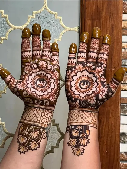 This design features a unique elephant motif inside a floral mandala. It's a beautiful way to incorporate personal and symbolic elements into your henna.